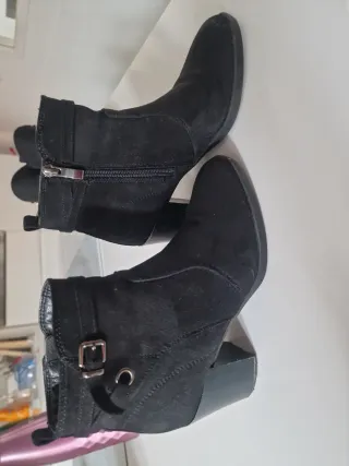 Botines negros con hebilla y cremallera