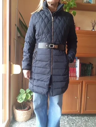 Abrigo acolchado azul marino con cinturón