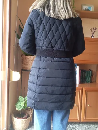 Abrigo acolchado azul marino con cinturón