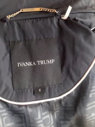 Abrigo acolchado azul marino con cinturón