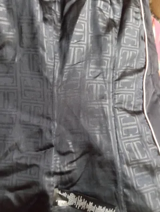 Abrigo acolchado azul marino con cinturón