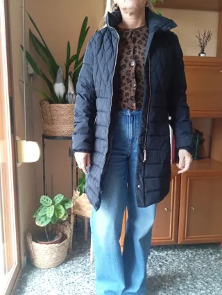 Abrigo acolchado azul marino con cinturón