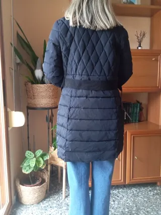 Abrigo acolchado azul marino con cinturón