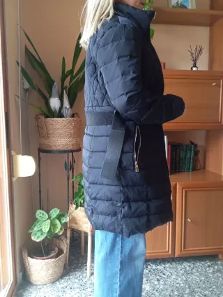 Abrigo acolchado azul marino con cinturón