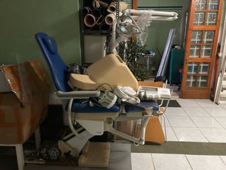 Sillón podólogo azul y blanco de 3 motores.