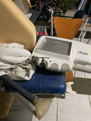 Sillón podólogo azul y blanco de 3 motores.