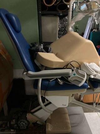 Sillón podólogo azul y blanco de 3 motores.