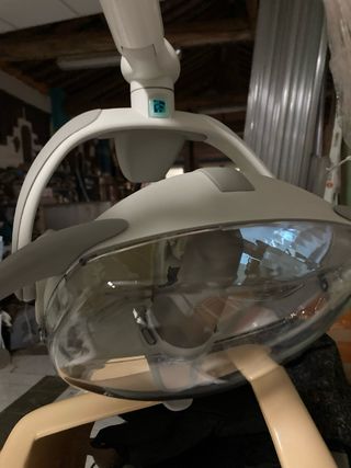 Sillón podólogo azul y blanco de 3 motores.