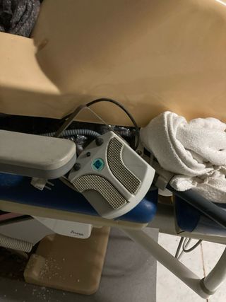 Sillón podólogo azul y blanco de 3 motores.