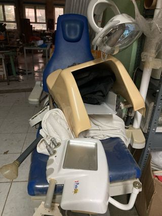 Sillón podólogo azul y blanco de 3 motores.