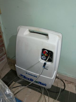 Sillón podólogo azul y blanco de 3 motores.