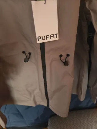 Chubasquero PUFFIT beige con capucha