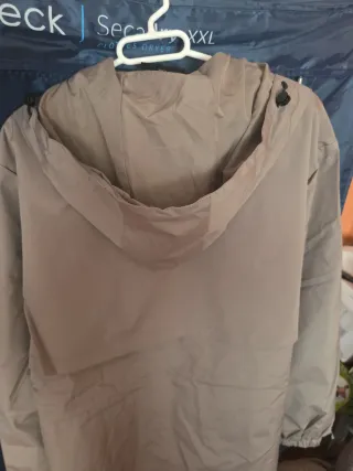 Chubasquero PUFFIT beige con capucha