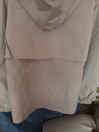 Chubasquero PUFFIT beige con capucha