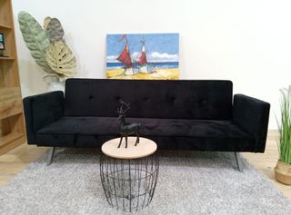 Sofá gris de tela y metal