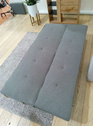 Sofá gris de tela y metal