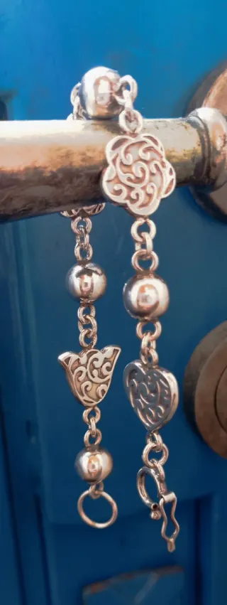 Pulsera de bolas y elaborados adornos.