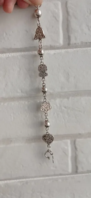 Pulsera de bolas y elaborados adornos.