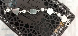 Pulsera de bolas y elaborados adornos.