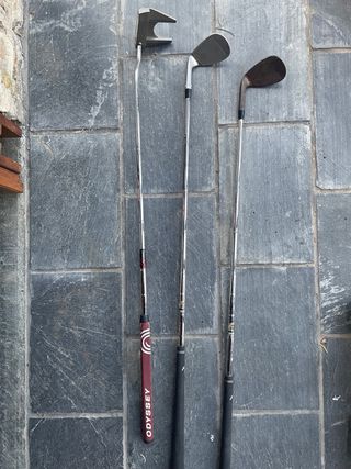 Bolsa de golf roja con palos Taylormade y Callaway