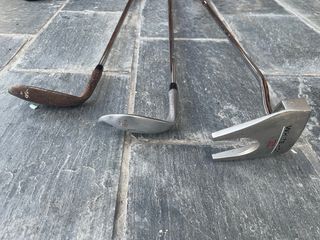Bolsa de golf roja con palos Taylormade y Callaway