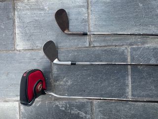 Bolsa de golf roja con palos Taylormade y Callaway