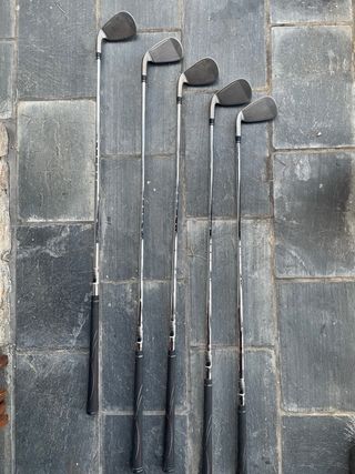 Bolsa de golf roja con palos Taylormade y Callaway