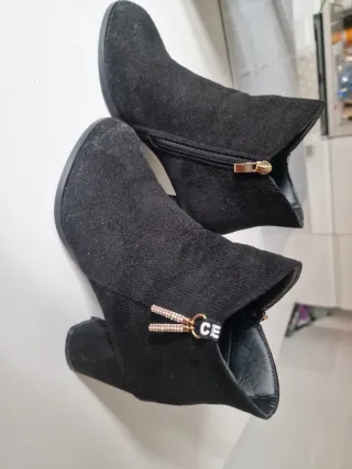 Botines negros con cremallera y detalle