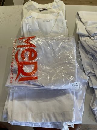 Lote Ropa Laboral Blanca M: Pantalones y Casacas