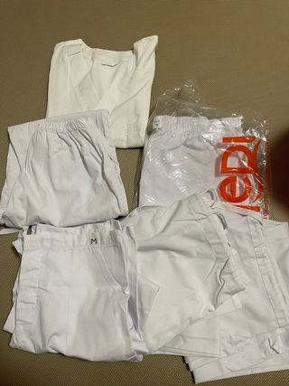 Lote Ropa Laboral Blanca M: Pantalones y Casacas