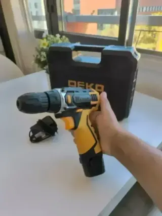 Taladro Deko con maletín y cargador