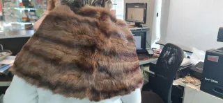 Estola de piel marrón y multicolor