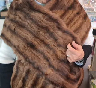 Estola de piel marrón y multicolor