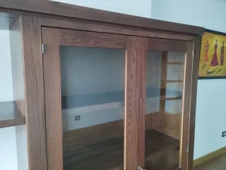 Mueble de salón de madera con vitrina