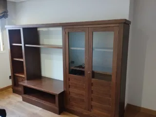 Mueble de salón de madera con vitrina