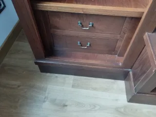 Mueble de salón de madera con vitrina