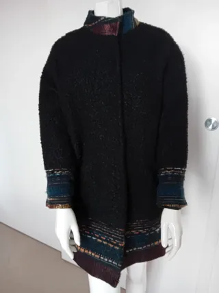 Cappotto nero con dettagli multicolor