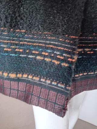 Cappotto nero con dettagli multicolor