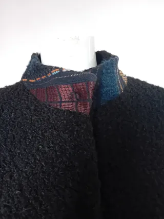 Cappotto nero con dettagli multicolor