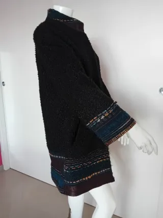 Cappotto nero con dettagli multicolor
