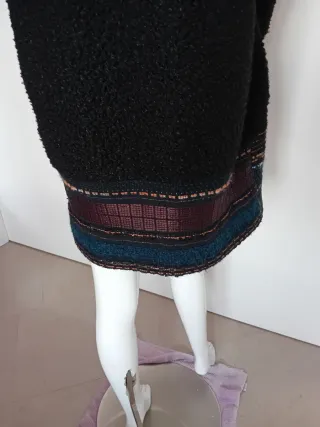 Cappotto nero con dettagli multicolor