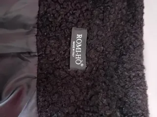 Cappotto nero con dettagli multicolor