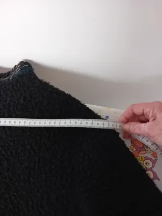 Cappotto nero con dettagli multicolor