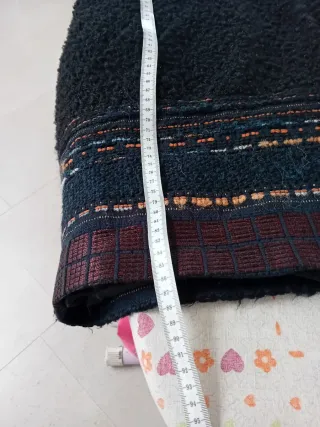 Cappotto nero con dettagli multicolor