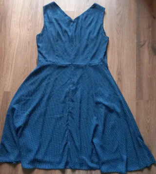 Vestido azul con lunares blancos