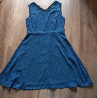 Vestido azul con lunares blancos