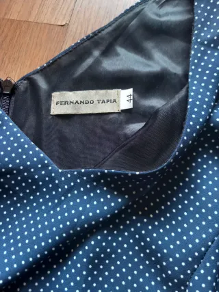 Vestido azul con lunares blancos