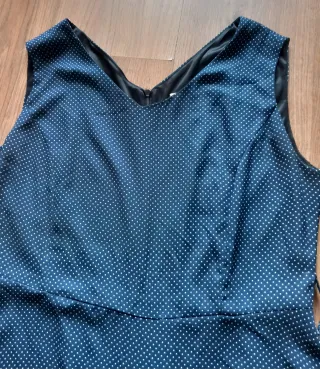 Vestido azul con lunares blancos