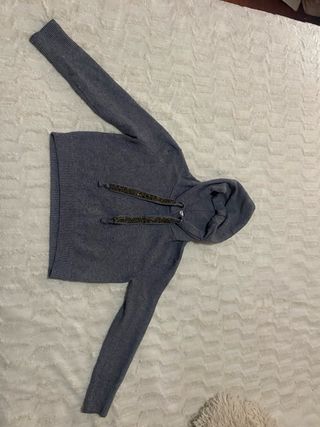 Sudadera gris con capucha y cordones