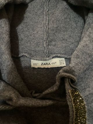 Sudadera gris con capucha y cordones